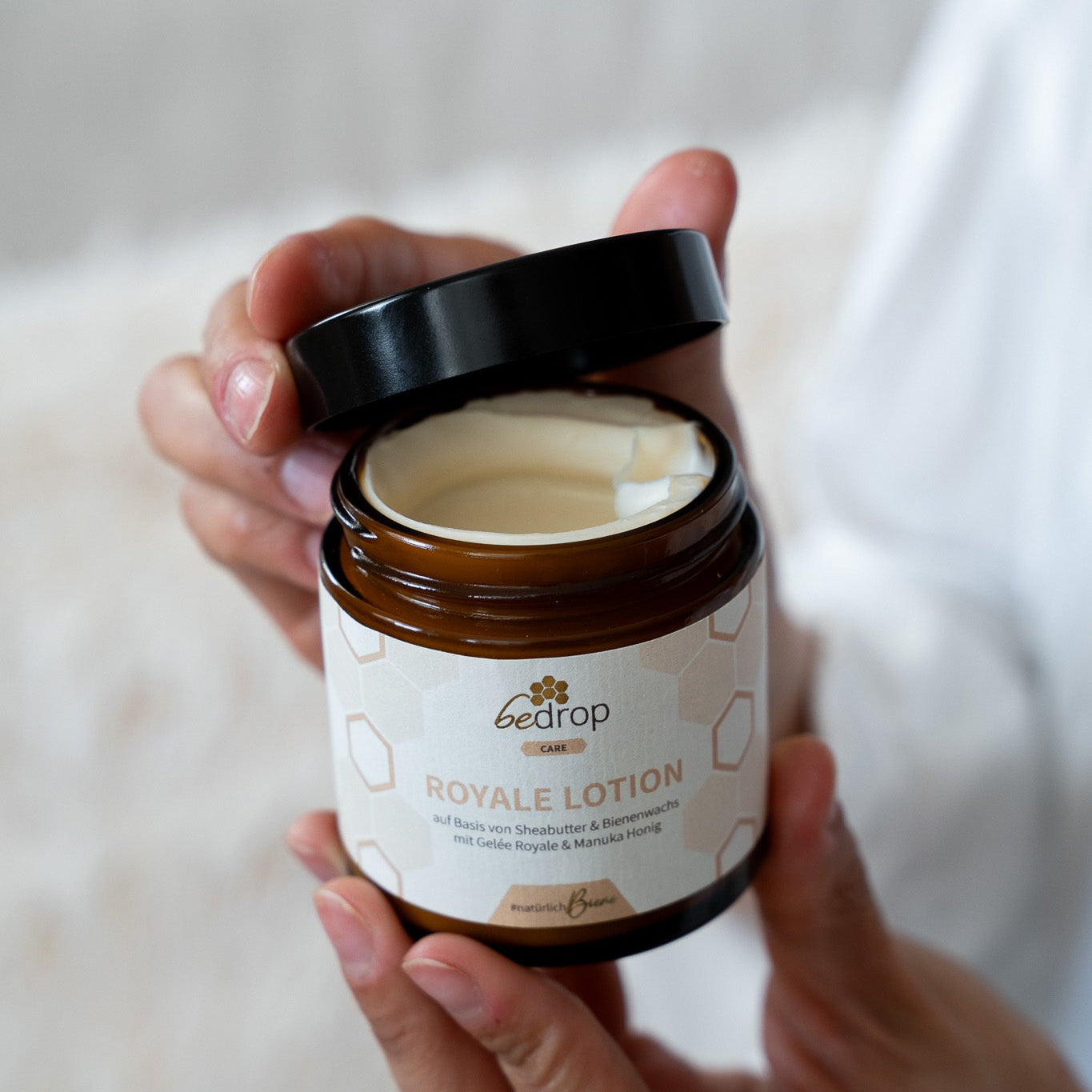 Royale Lotion loción corporal con jalea real, manteca de karité y miel de manuka - 100g
