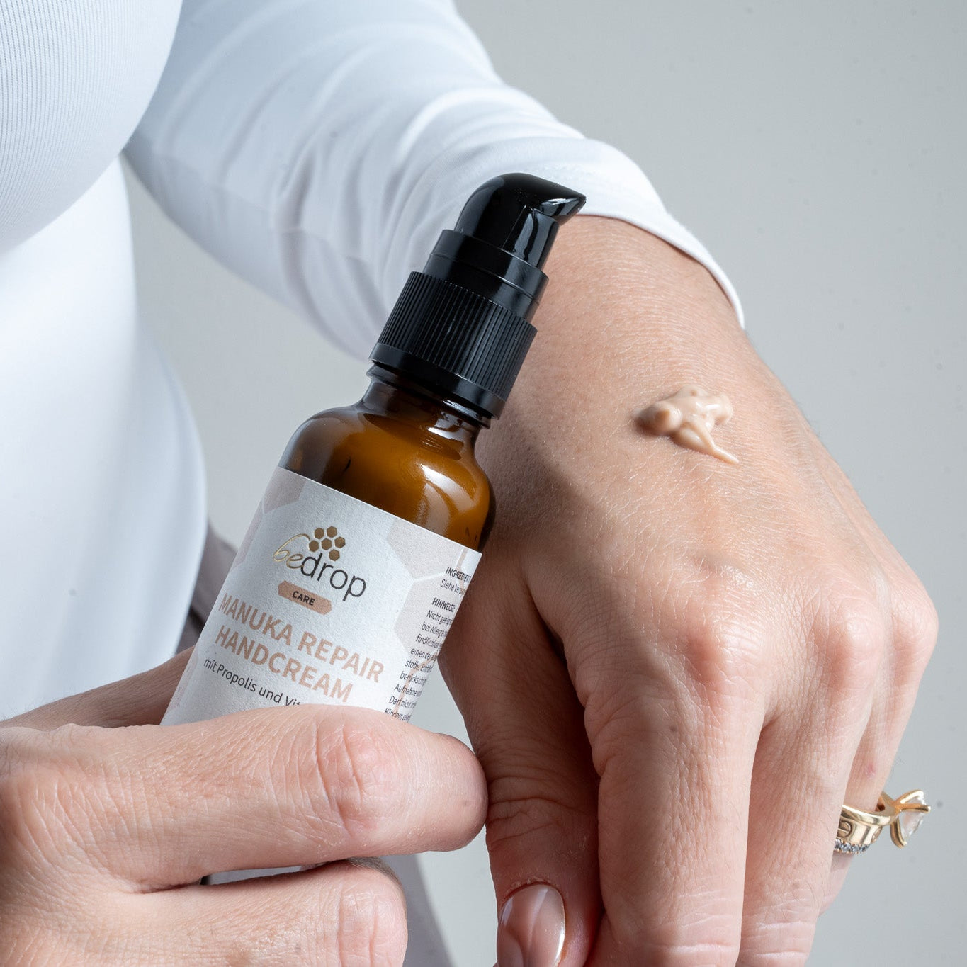 Manuka Repair Handcream / Crema de manos con miel de manuka, propóleo y vitamina A - 25ml