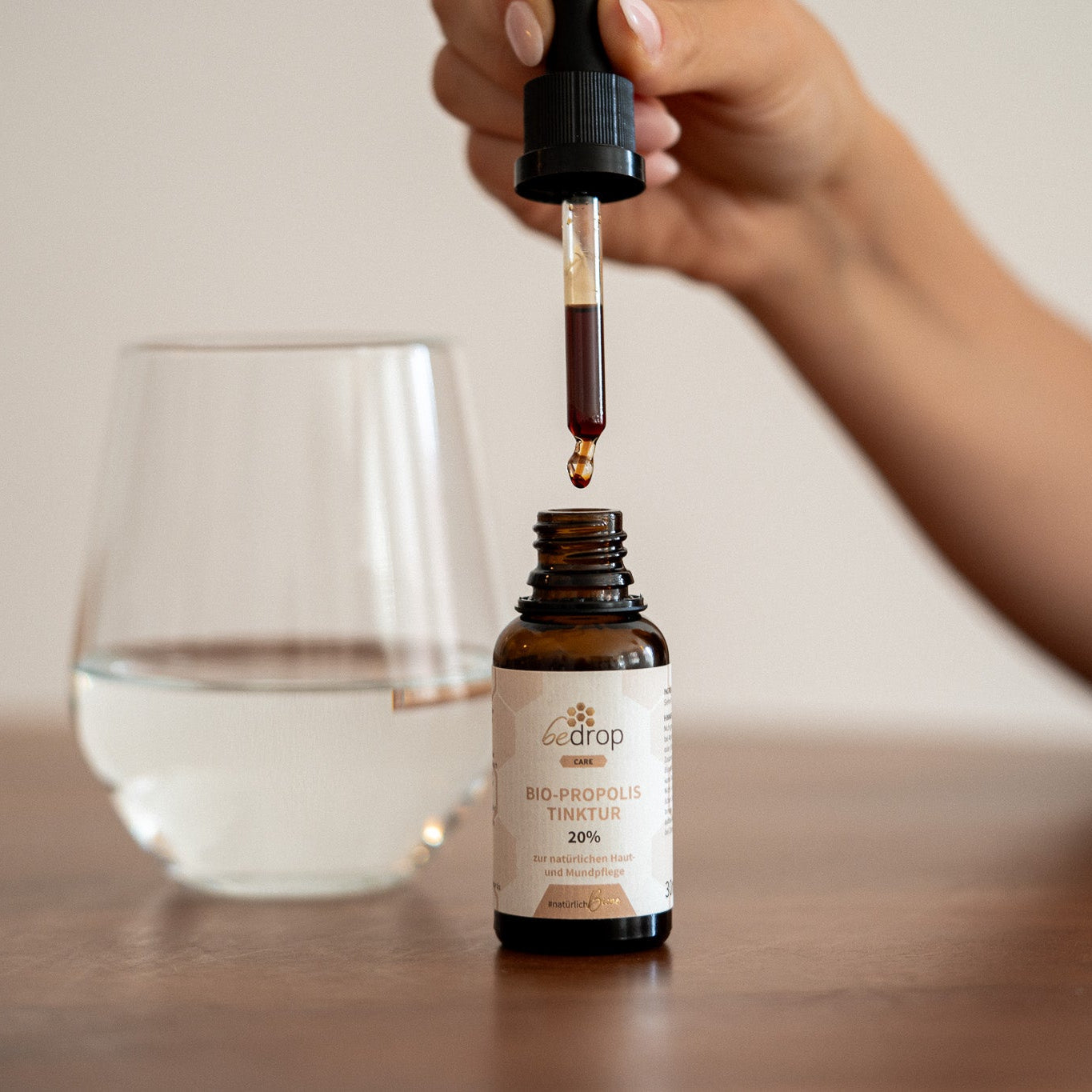 El set todoterreno | cápsulas de própolis & 20% de tintura + cápsulas de jalea real & pura/fresca + miel de manuka